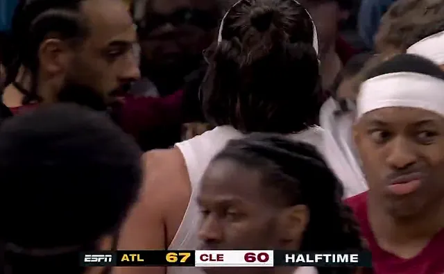 皇冠体育-半场:骑士以60-67落后老鹰,莫布利16+10米切尔14分