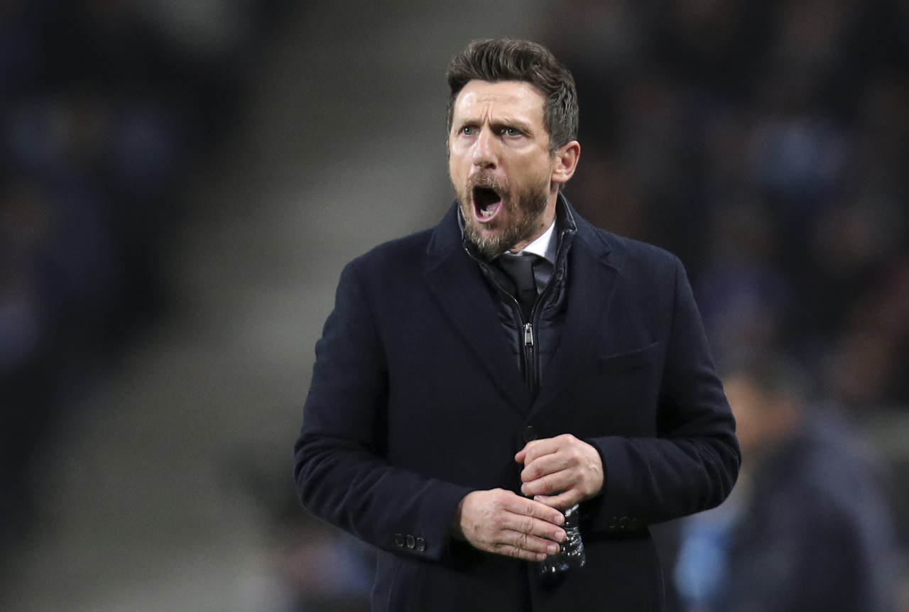 皇冠体育-莱切主帅：开场12秒就丢球让我很生气，我们曾一度接近扳平比分
